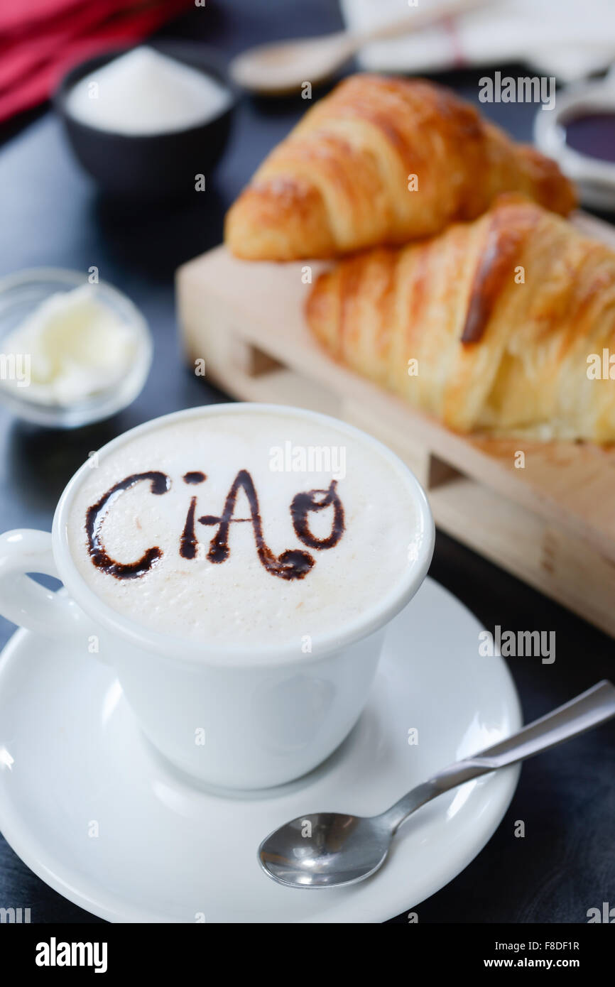 Cappuccino decorato e croissant Stock Photo