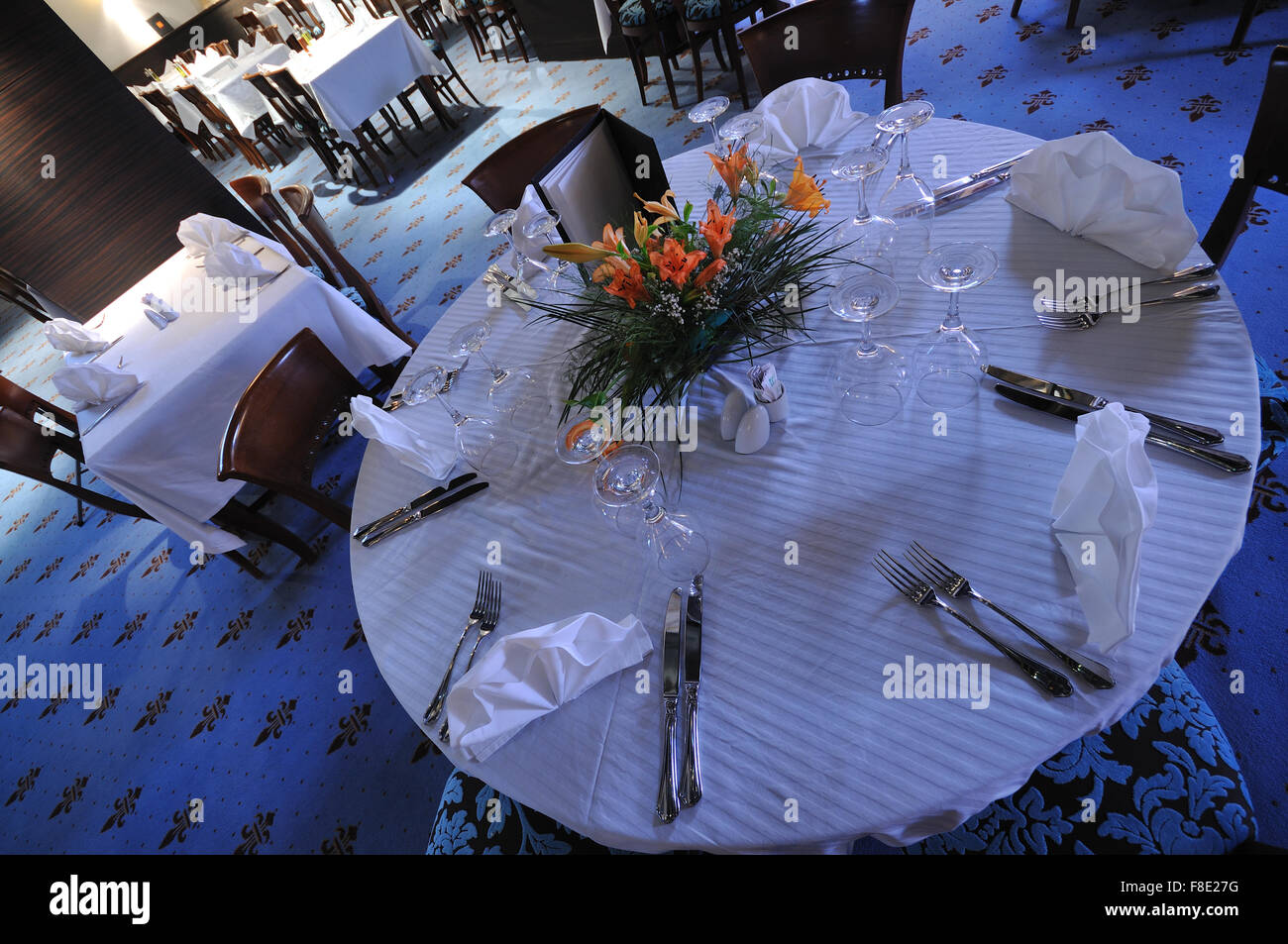 table with empty glasses in luxury restaurant Stock Photo - Alamy
