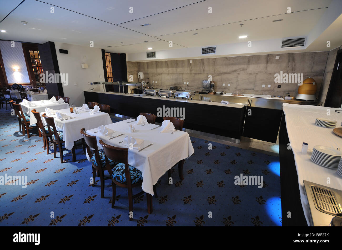 table with empty glasses in luxury restaurant Stock Photo - Alamy