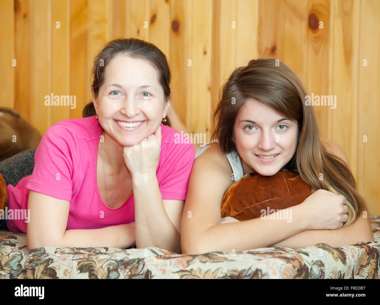 Подросток мама подруга мамы. Молодая мать и дочка подросток. Русские мама и дочь подросток.