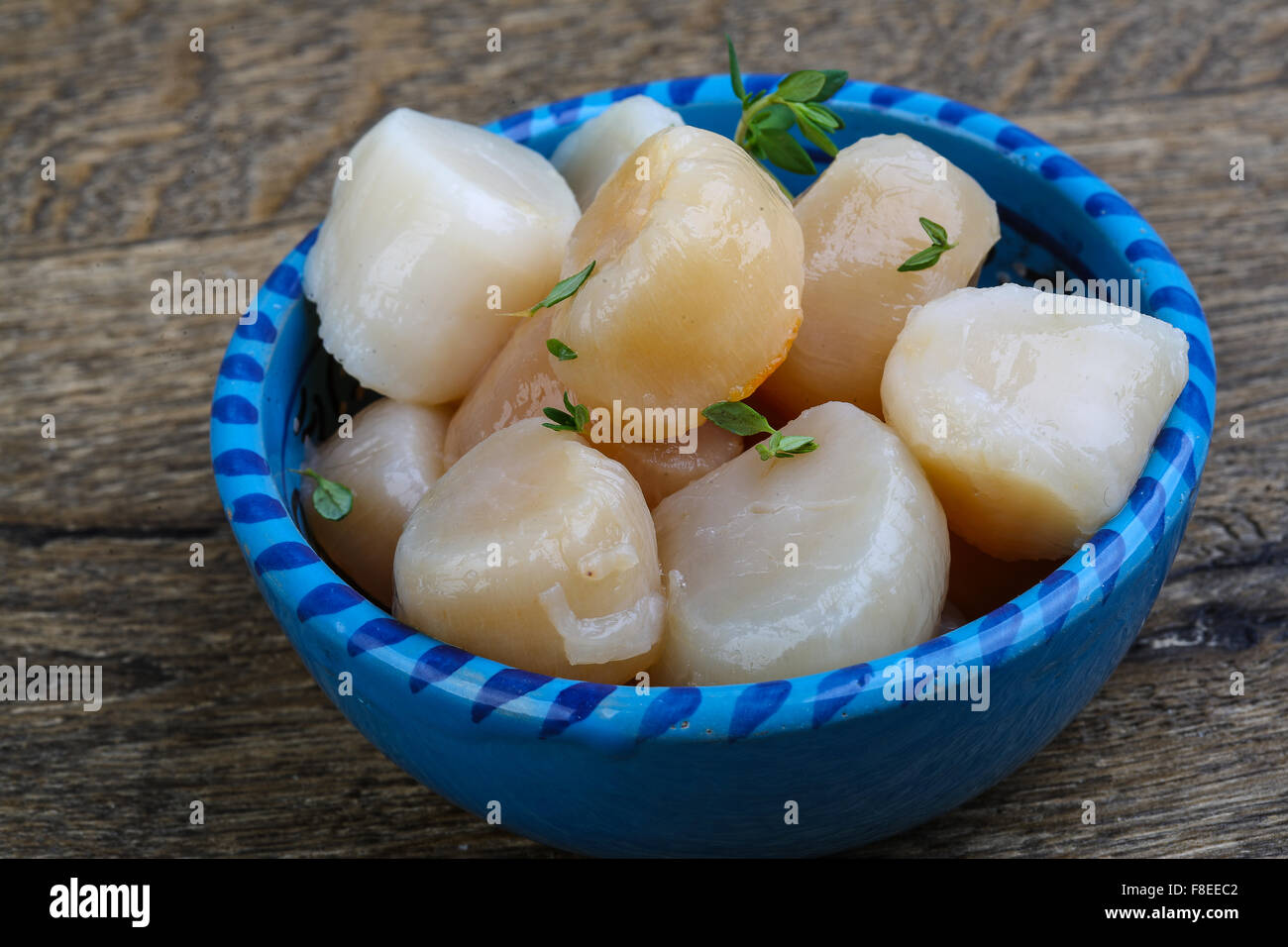 Raw scallops with thyme ready for cooking Stock Photo Alamy