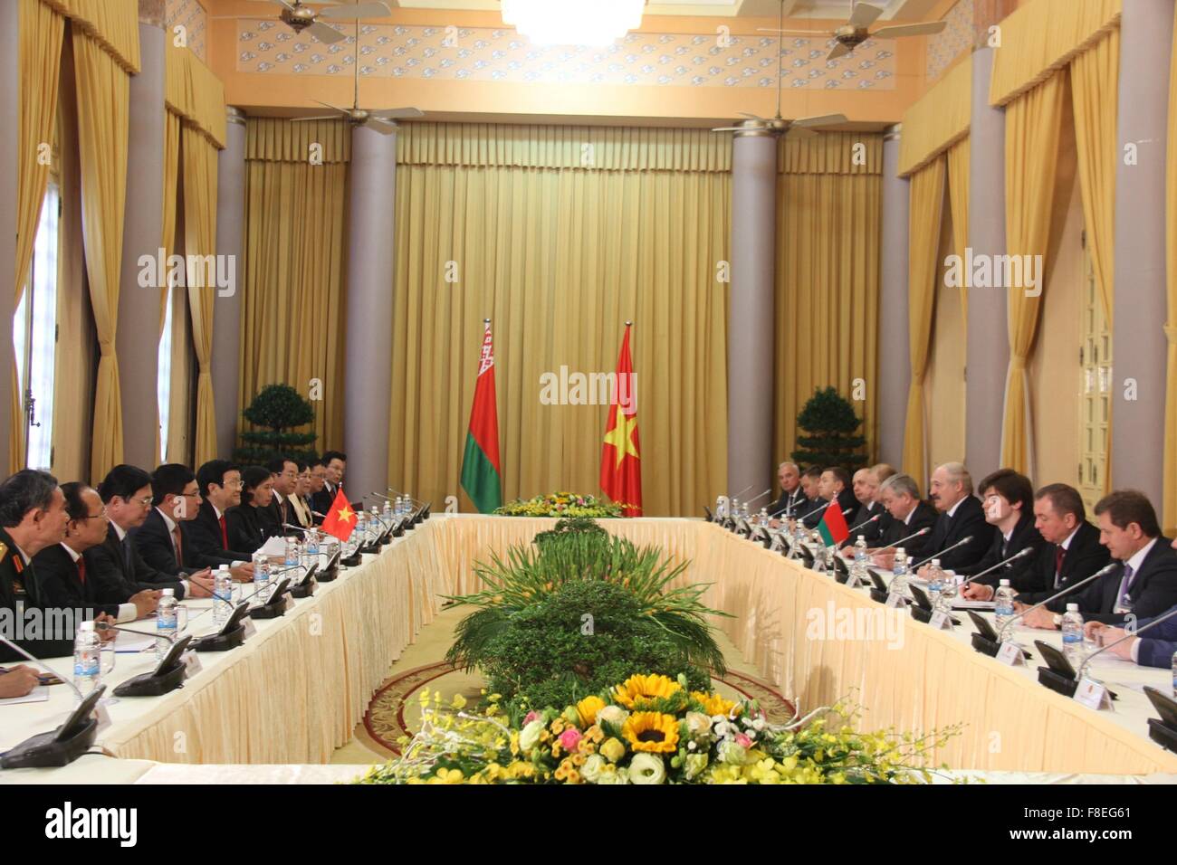 (151209) -- HANOI, Dec. 9, 2015 (Xinhua) -- Vietnamese President Truong Tan Sang (5th L) holds a talk with Belarusian President Alexander Lukashenko (4th R) in Hanoi, capital of Vietnam, Dec. 9, 2015. Lukashenko is paying a two-day official visit to Vietnam from Tuesday. (Xinhua/Le Yanna) Stock Photo