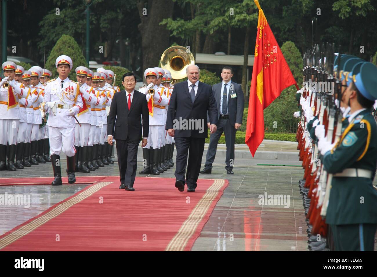 (151209) -- HANOI, Dec. 9, 2015 (Xinhua) -- Vietnamese President Truong Tan Sang (L, center) and Belarusian President Alexander Lukashenko (R, center) review the guard of honor during a welcoming ceremony held in Hanoi, capital of Vietnam, Dec. 9, 2015. Lukashenko is paying a two-day official visit to Vietnam from Tuesday. (Xinhua/Le Yanna) Stock Photo