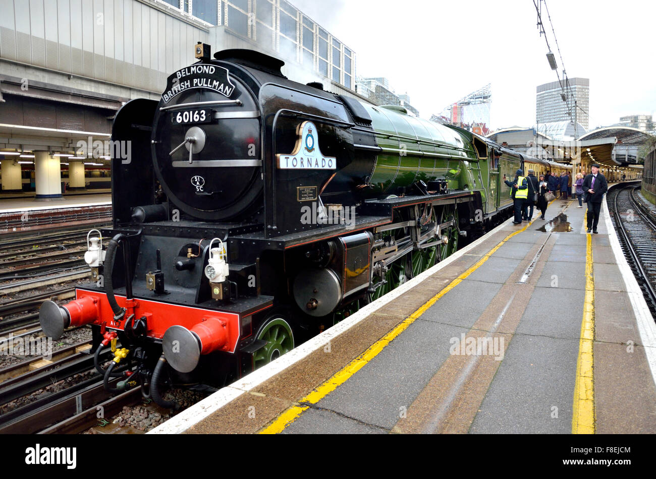 London, England, UK. Victoria Station: The Orient Express pulled by the steam  locomotive 'Tornado' waiting on platform 2 Stock Photo - Alamy