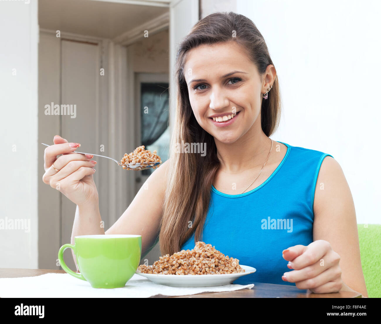 Бывшая девушка каши. Человек завтракает. Женщина завтракает. Женщина ест. Женщина кушает.