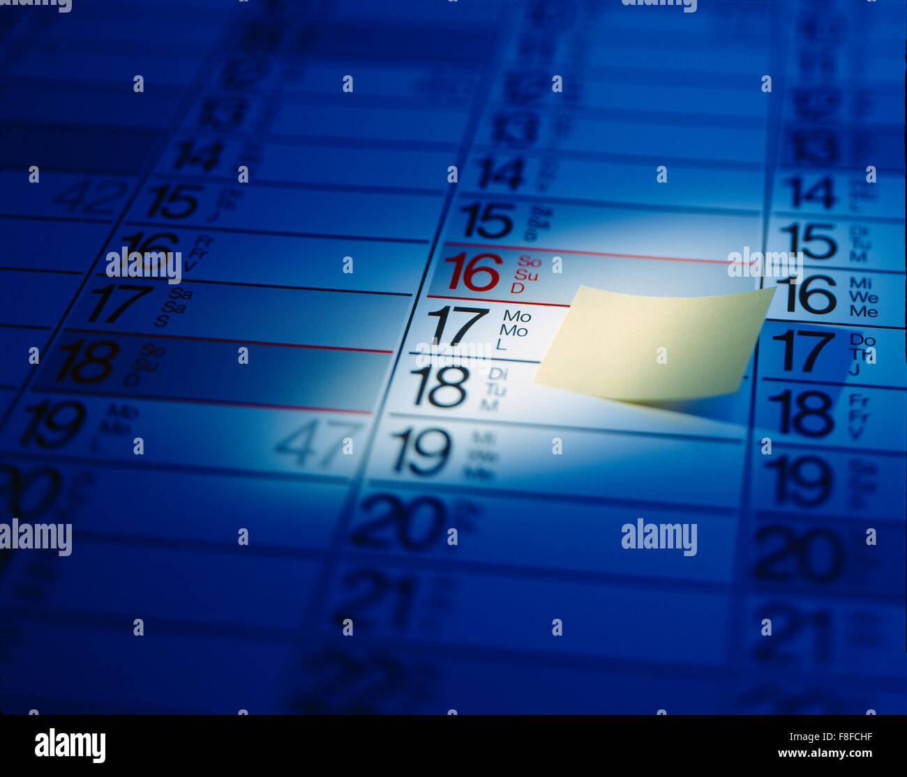 Ausschnitt aus einem Kalender, Jahresplaner mit gelbem Post-it Aufkleber Marker , unbeschriftet Stock Photo