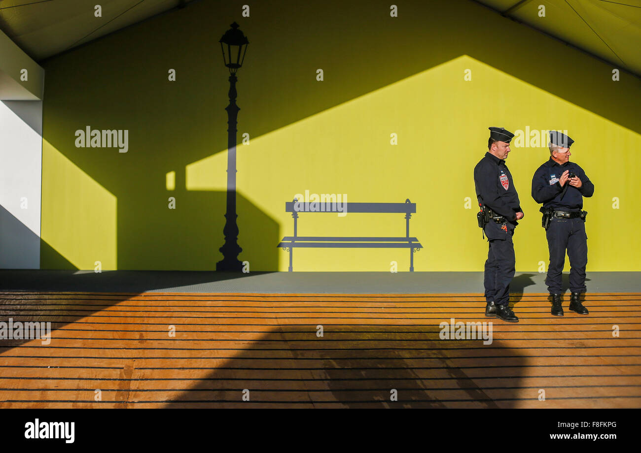 (151209) -- PARIS, Dec. 9, 2015 (Xinhua) -- Police stand on guard at the venue of Paris Climate Change Conference at Le Bourget on the northern suburbs of Paris, France, Dec. 9, 2015. French Foreign Minister and President of Paris Climate Conference Laurent Fabius presented a new clean version of text for a global climate agreement on Wednesday as a basis for further negotiations among countries in the next 48 hours. The main outstanding issues that remain to be resolved include post-2020 climate finance, ambition of action and how to reflect the principle of 'common but differentiated respons Stock Photo