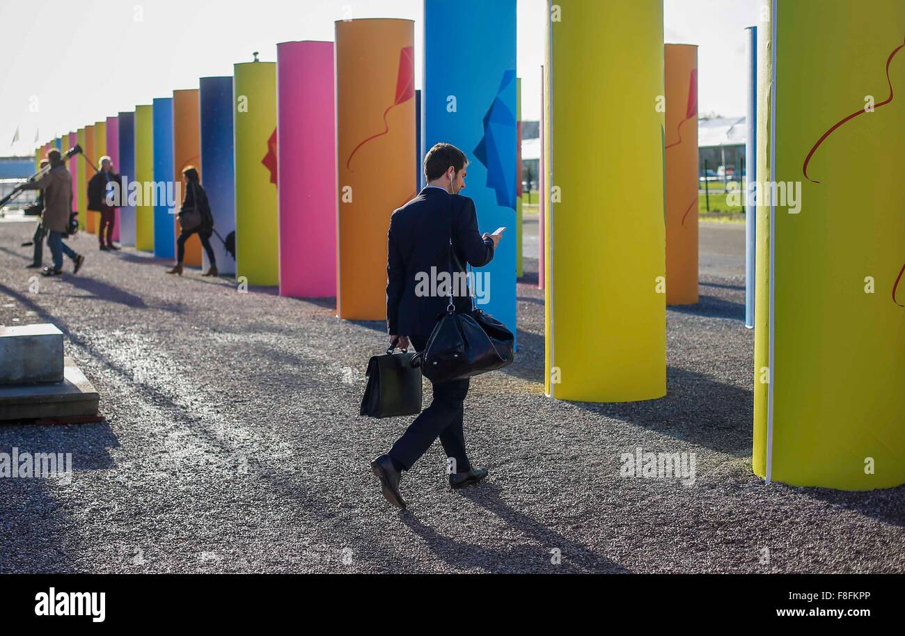 (151209) -- PARIS, Dec. 9, 2015 (Xinhua) -- Participants walk at the venue of Paris Climate Change Conference at Le Bourget on the northern suburbs of Paris, France, Dec. 9, 2015. French Foreign Minister and President of Paris Climate Conference Laurent Fabius presented a new clean version of text for a global climate agreement on Wednesday as a basis for further negotiations among countries in the next 48 hours. The main outstanding issues that remain to be resolved include post-2020 climate finance, ambition of action and how to reflect the principle of 'common but differentiated responsibil Stock Photo