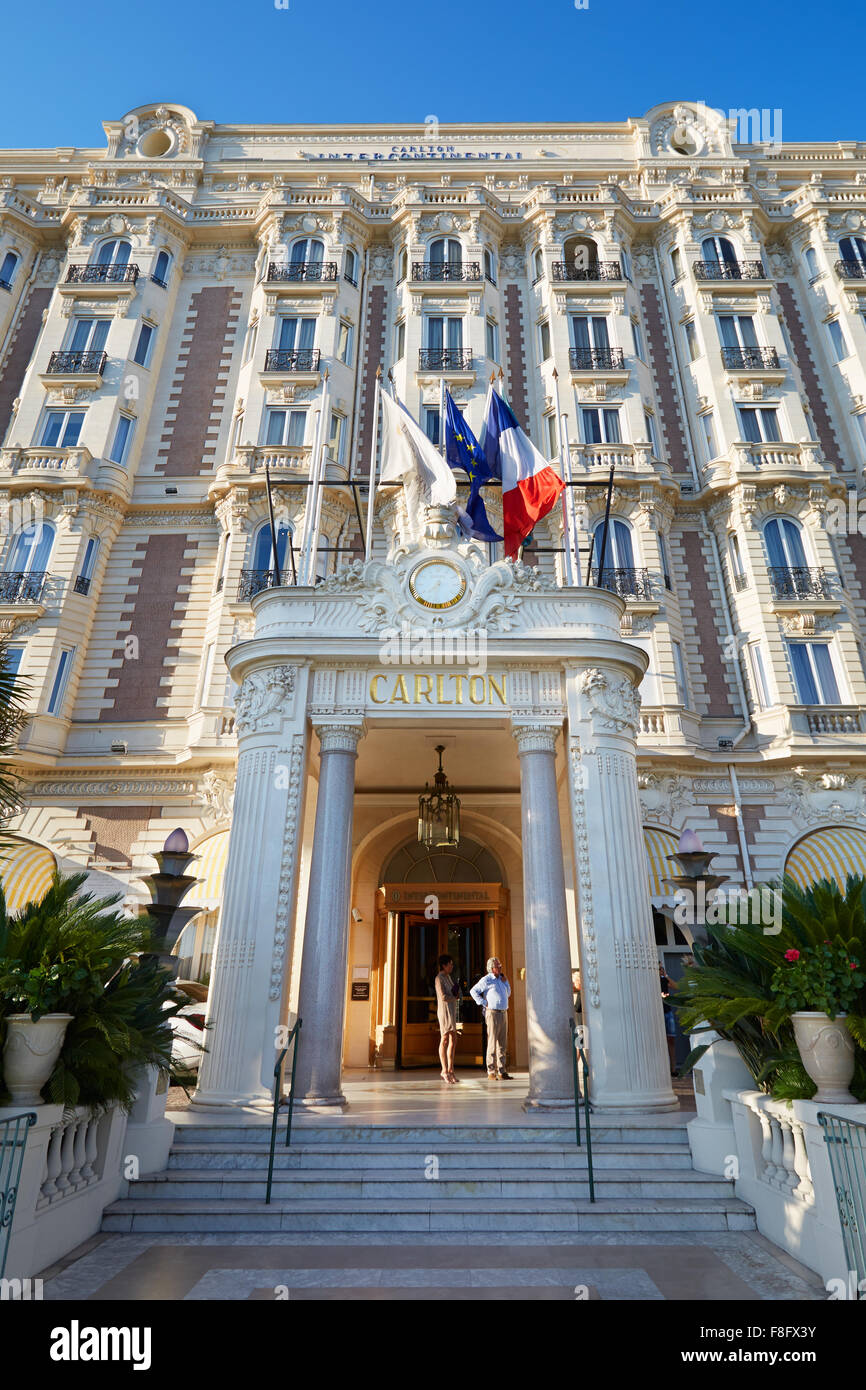 Luxury hotel InterContinental Carlton entrance, located on the famous 'La Croisette' boulevard in Cannes, couple waiting Stock Photo