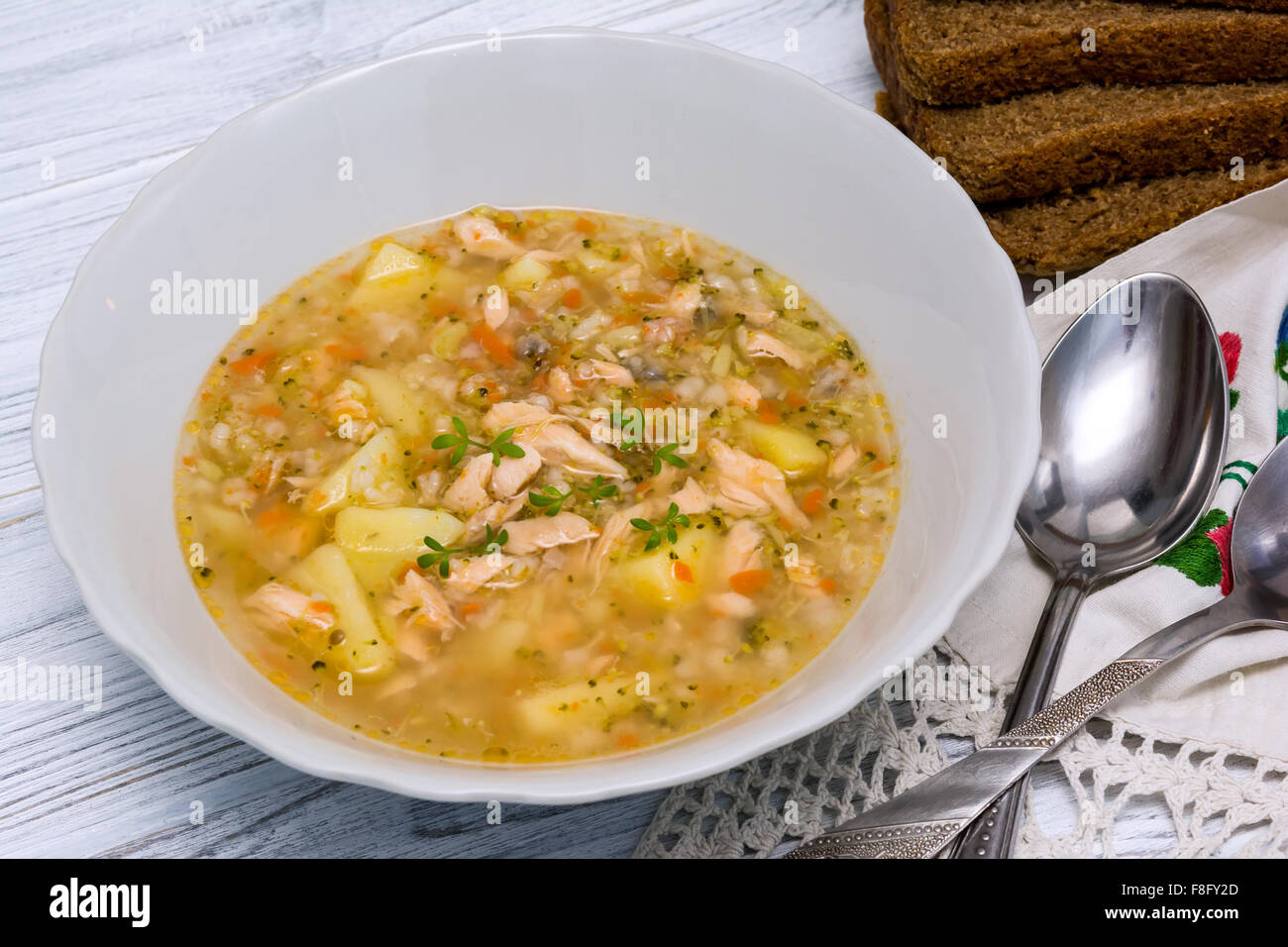 Суп с горбушей и сливками. Суп из консервы горбуши. Суп из сайры с рисом. Суп из консервы горбуши с рисом. Рыбный суп с рисом.