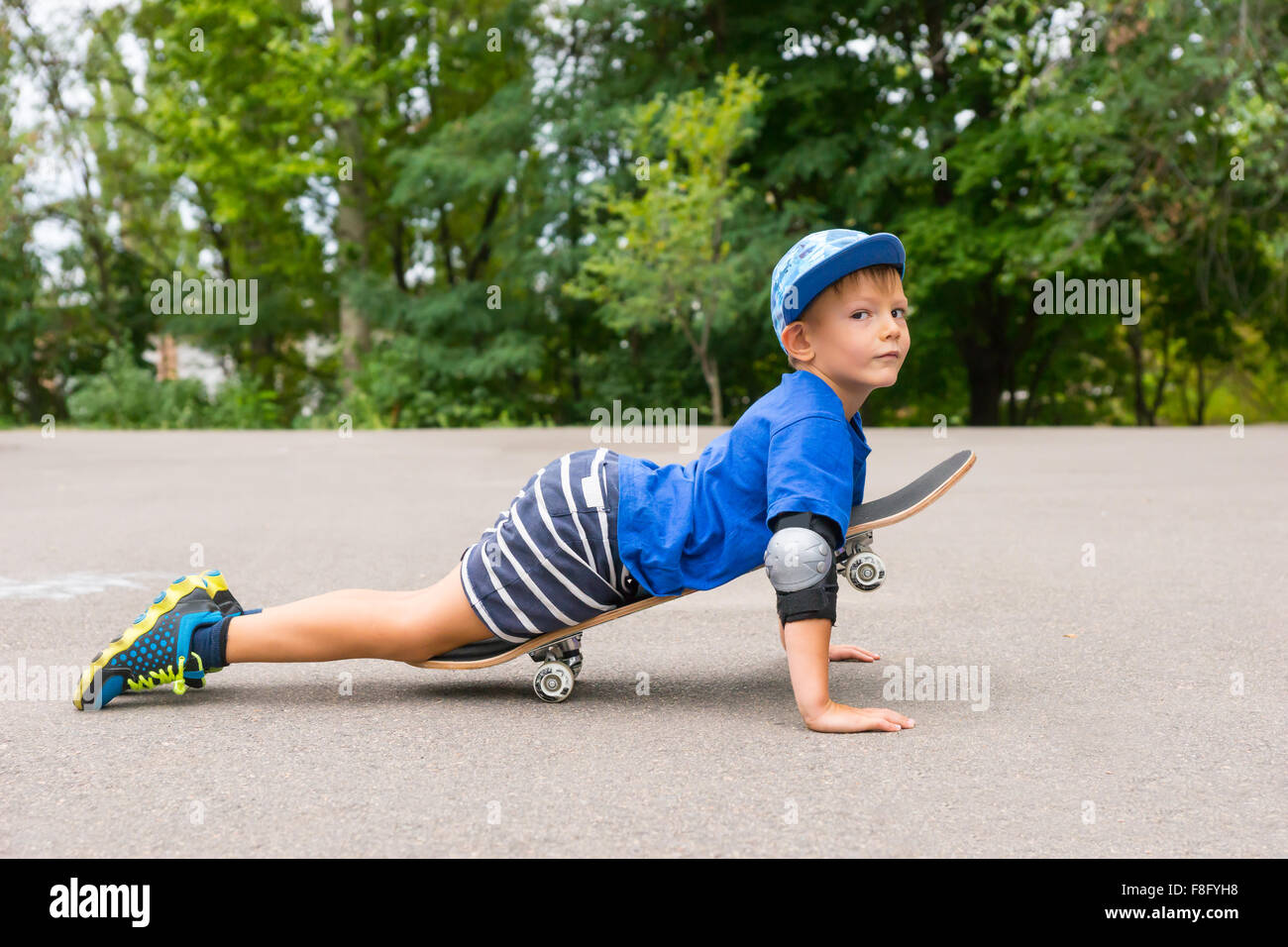 Criança Do Jogador Do Skate Do Jogo Video Foto de Stock - Imagem de  europeu, patim: 20009440