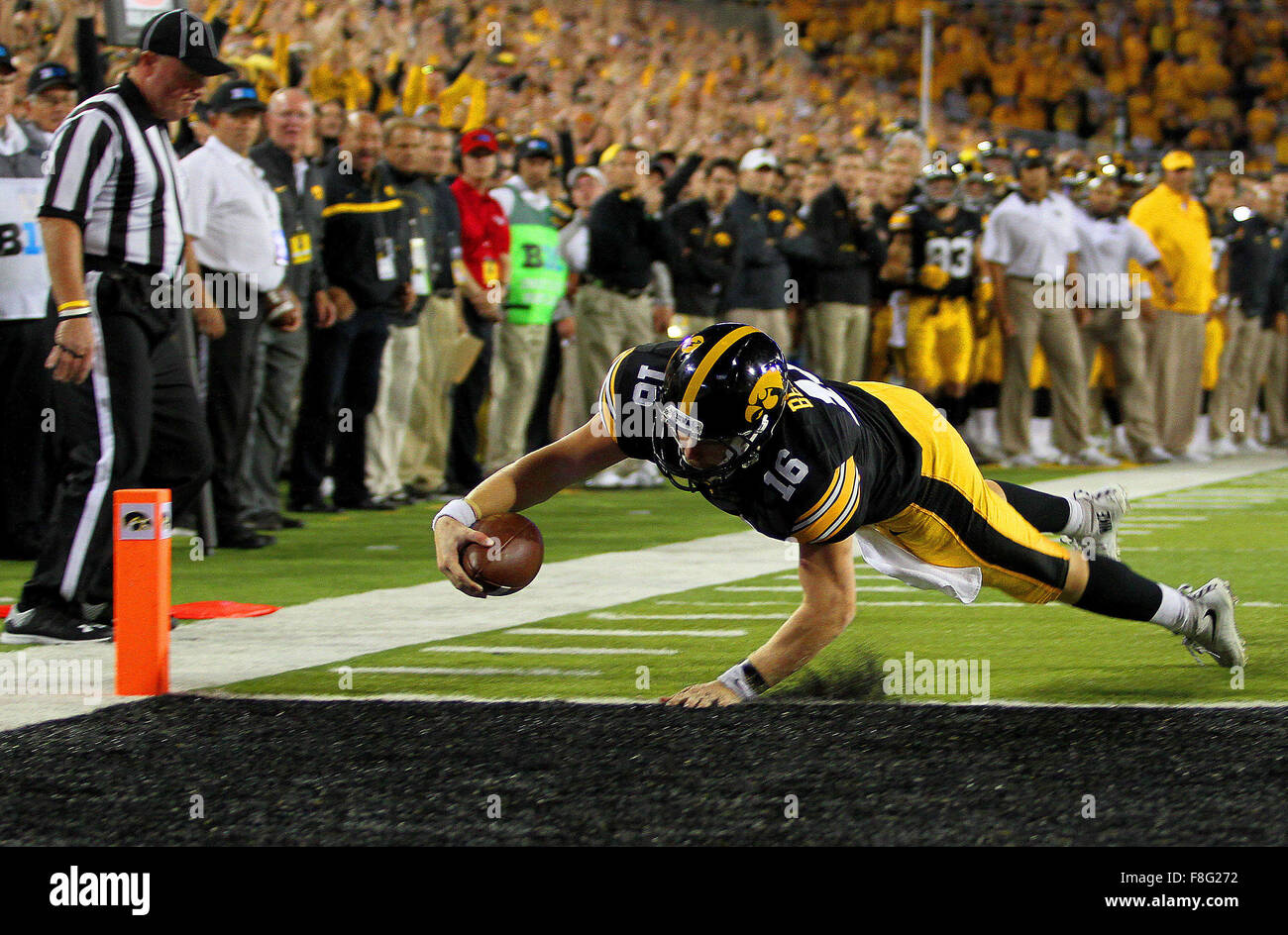 Iowa City, Iowa, USA. 19th Sep, 2015. Iowa quarterback C.J. Beathard dives for the endzone and scores, Saturday, September 19, 2015, during first half action against Pittsburgh at Kinnick Stadium in Iowa City. © John Schultz/Quad-City Times/ZUMA Wire/Alamy Live News Stock Photo