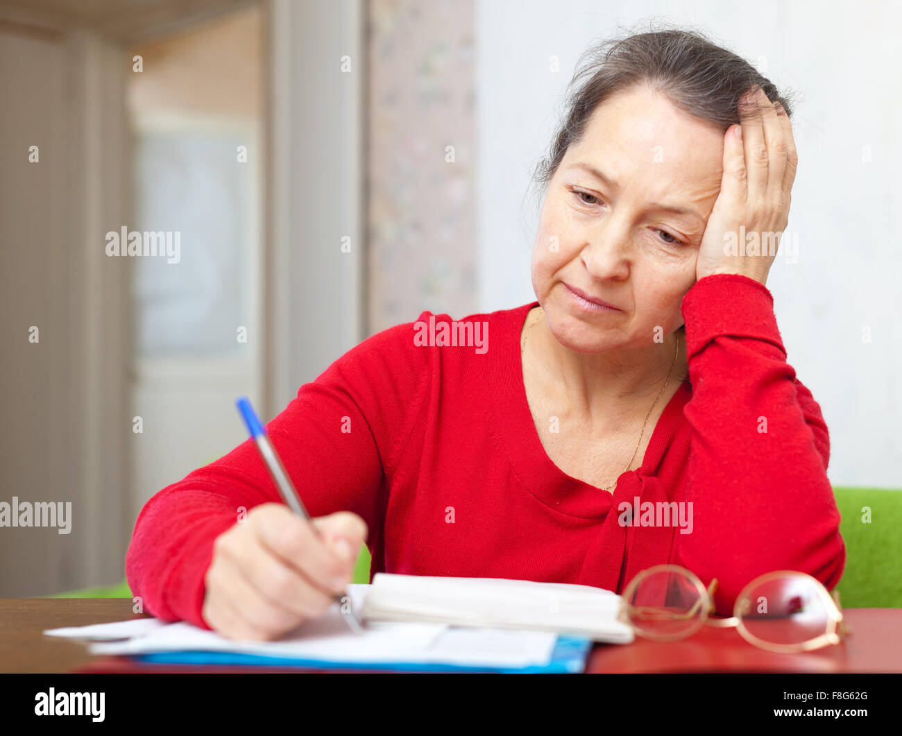 взрослые женщины писали. взрослые женщины писали. грустная пожилая женщина. взрослые женщины писали. ссущие зрелые бабы в парке.