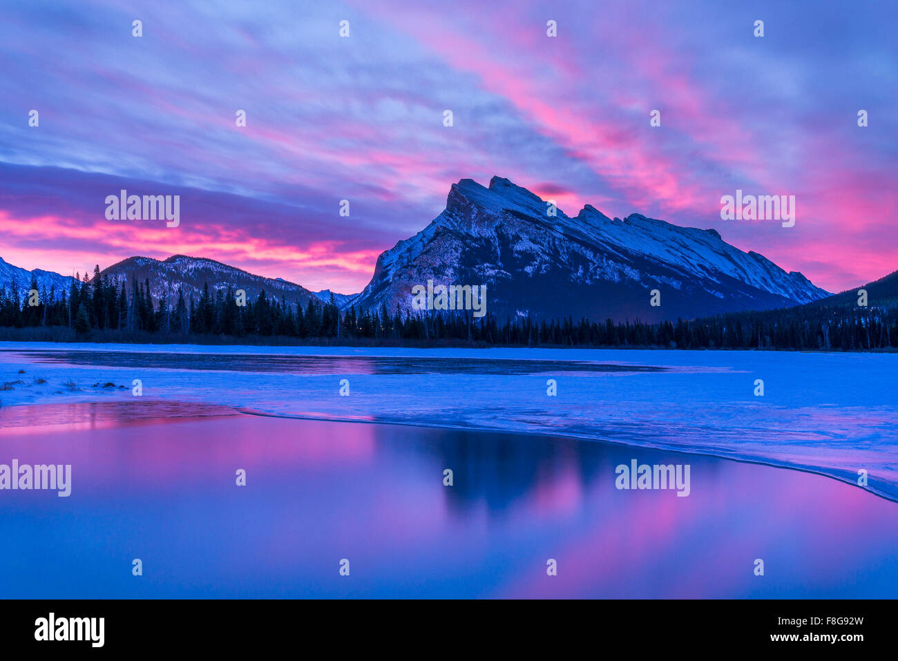 Spectacular dawn light in winter, Mount Rundle, Banff National Park, Alberta, Canada Stock Photo
