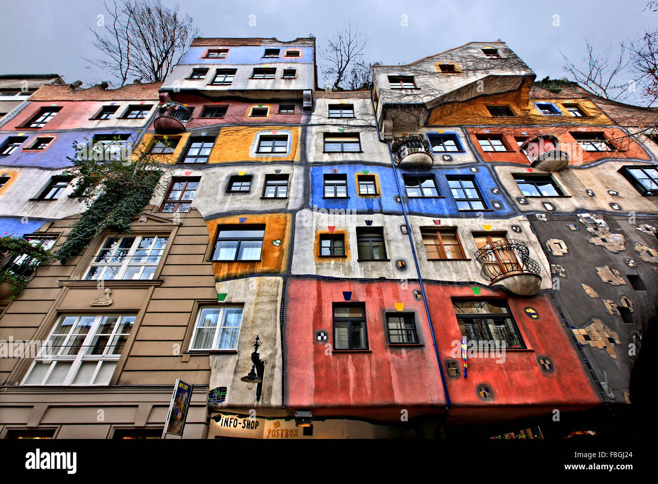 The Hundertwasserhaus (architect: Friedenreich Hundertwasser), Vienna, Austria. Stock Photo