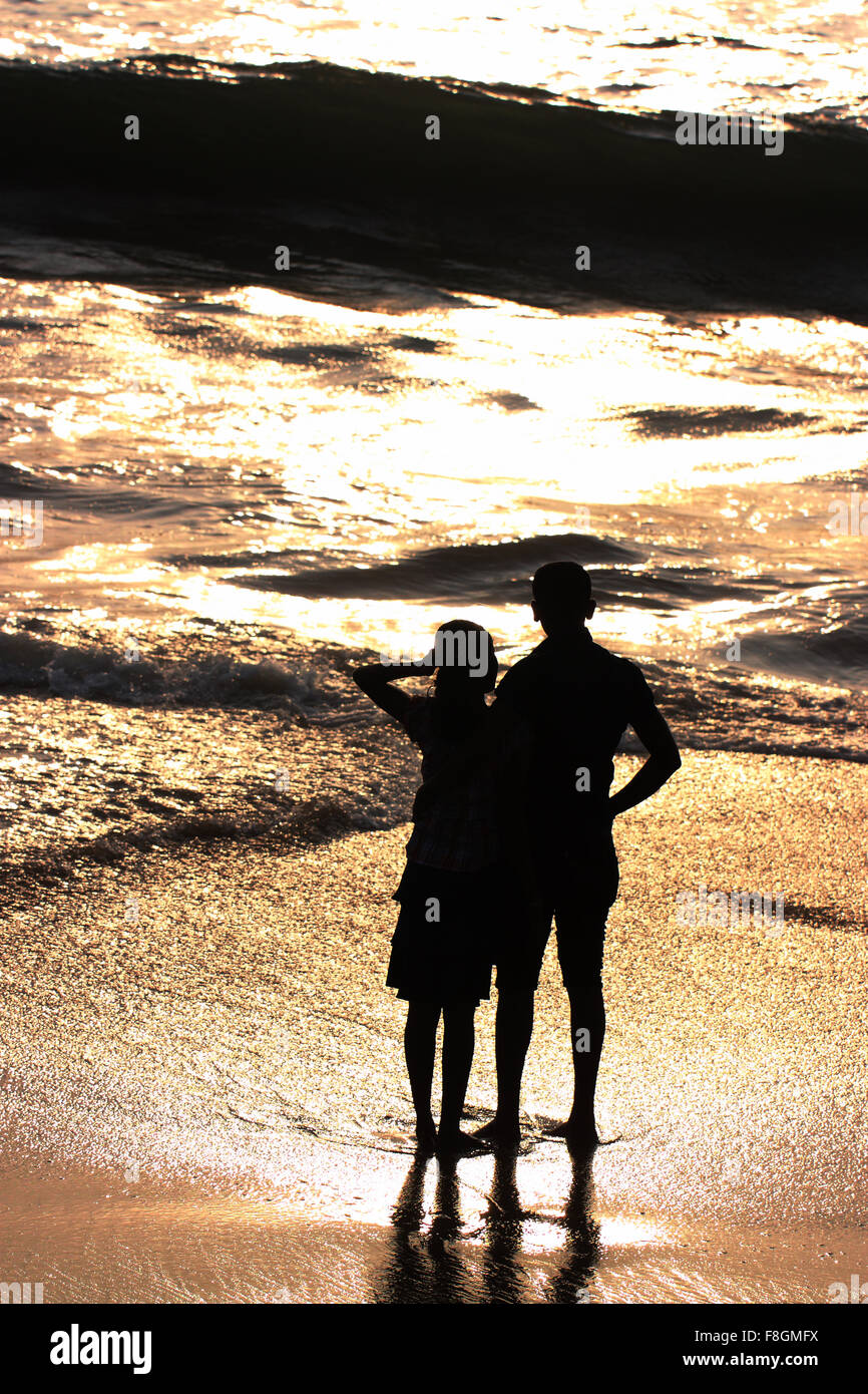 silhouette of couple on the beach Stock Photo - Alamy