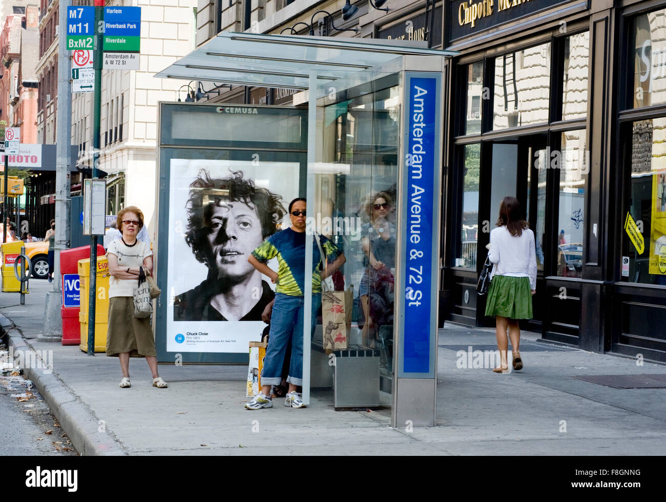 New york city bus shelter hi-res stock photography and images - Alamy