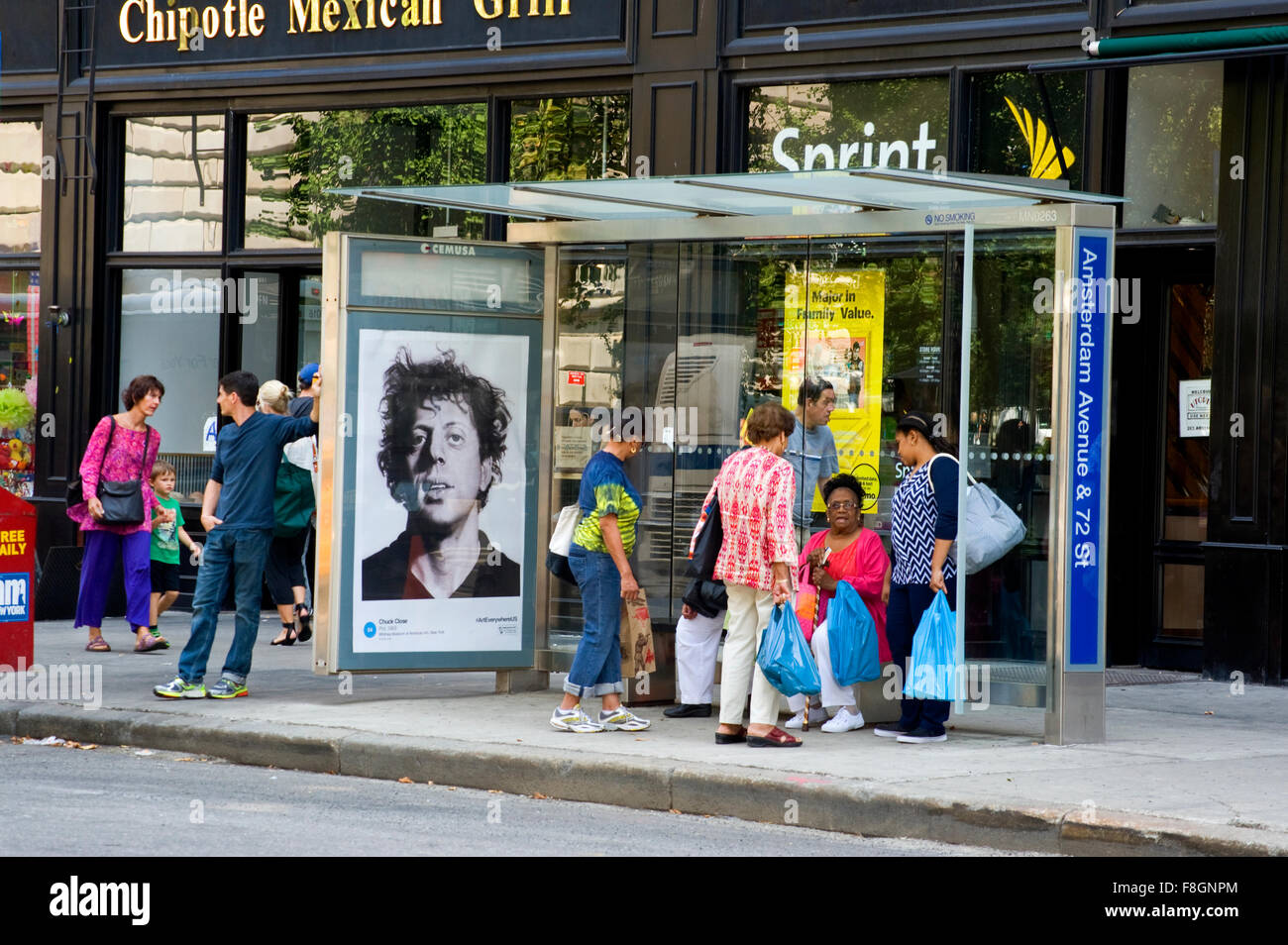 New york city bus shelter hi-res stock photography and images - Alamy