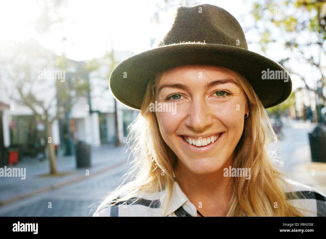 Smiling young woman la hi-res stock photography and images - Alamy