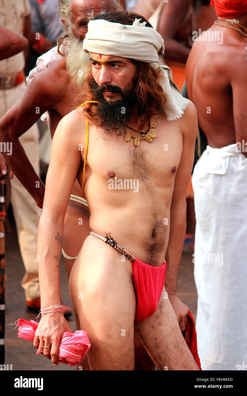 sadhu-in-loin-cloth-kumbh-mela-nasik-maharashtra-india-F8HMKD.jpg