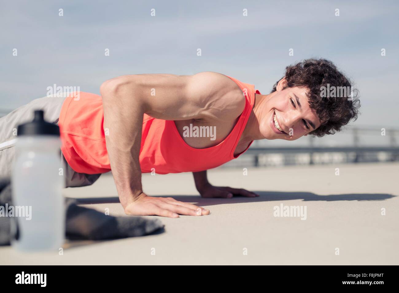 Young man doing training push ups in city Stock Photo - Alamy