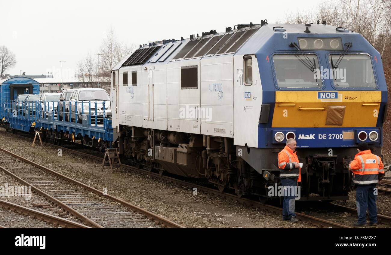 Kiel, Germany. 10th Dec, 2015. A car train operated by private railway company RDC Deutschland pictured in Kiel, Germany, 10 December 2015. From January 2016, the operator plans to transport cars from the mainland to Sylt on the new flat wagon, in competition with Deutsche Bahn. PHOTO: MARKUS SCHOLZ/DPA/Alamy Live News Stock Photo