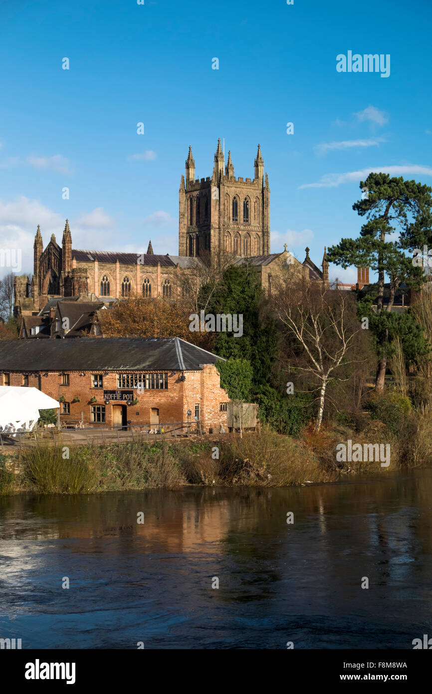 hereford-city-herefordshire-england-hereford-cathedral-river-wye-stock