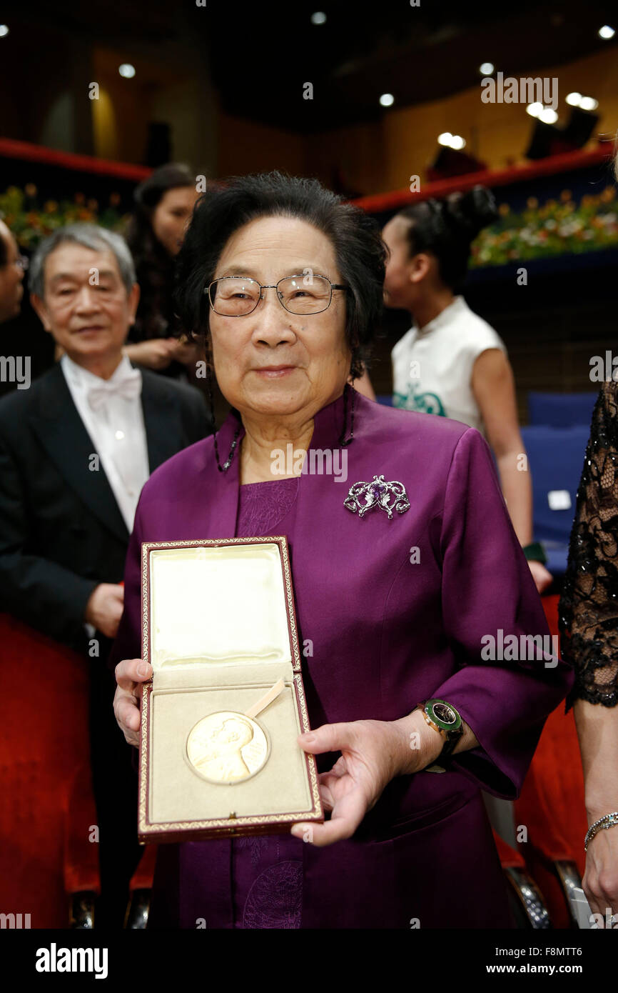 Stockholm, Sweden. 10th Dec, 2015. 2015's Nobel laureate in Physiology or Medicine Tu Youyou (L) shows her medal following the Nobel Prize award ceremony at the Concert Hall in Stockholm, capital of Sweden, Dec. 10, 2015. Credit:  Ye Pingfan/Xinhua/Alamy Live News Stock Photo