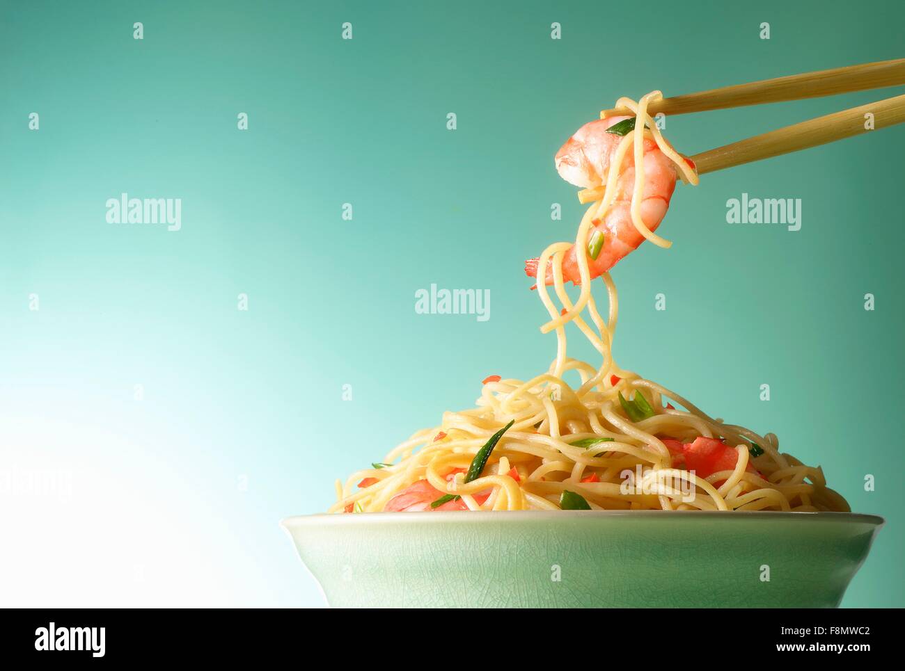 Egg noodles with king prawns (Asia Stock Photo Alamy