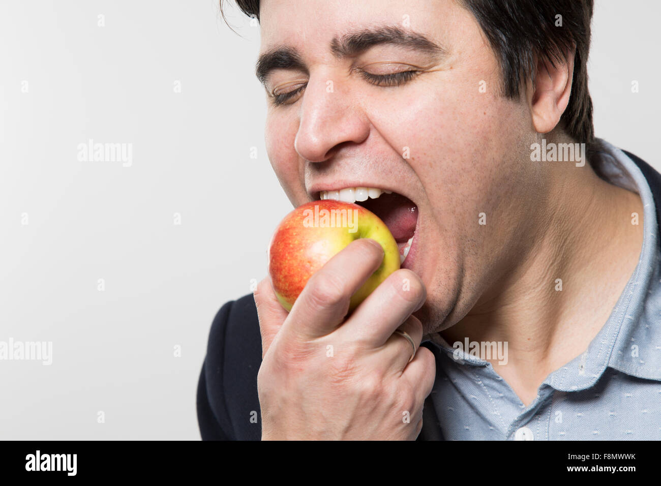 Bite out of life. Человек ест яблоко. Человек поедающий яблоко. Кусает яблоко.