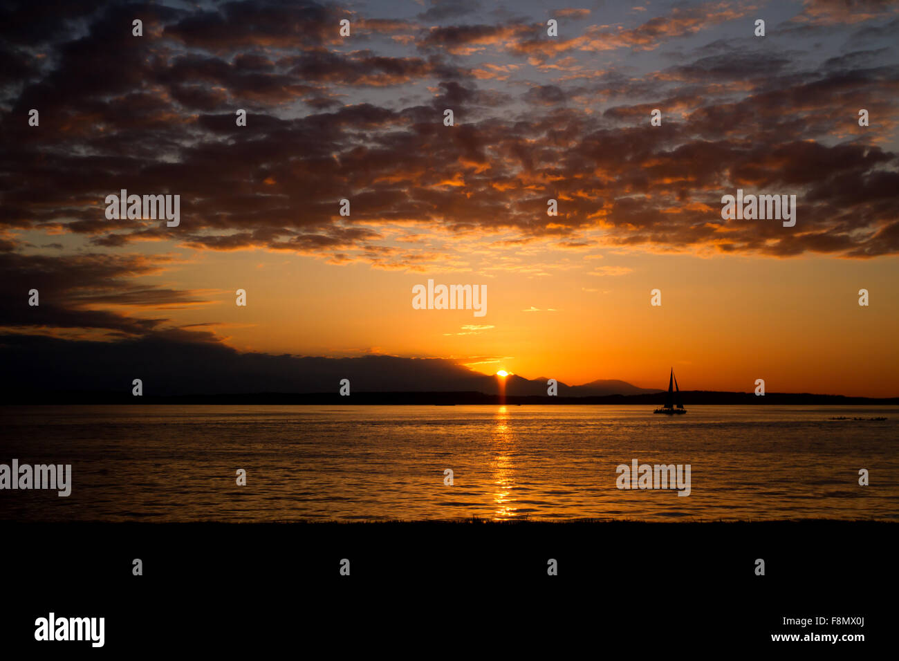 Beautiful sea sunset behind mountains hi res stock photography and Beautiful sea sunset behind mountains hi res stock photography and