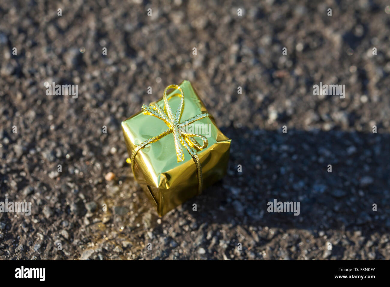 Golden gift box hi-res stock photography and images - Alamy