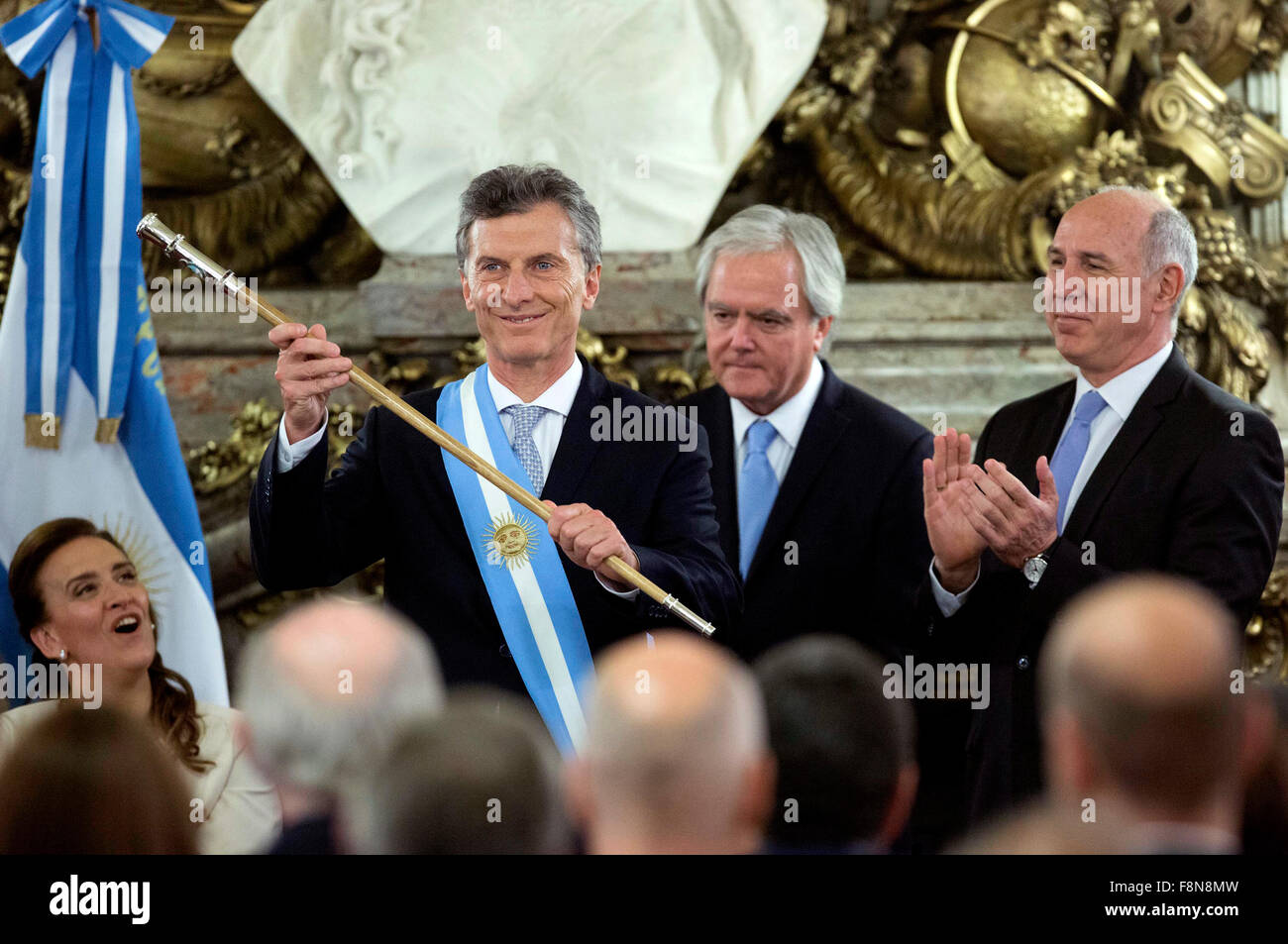 Buenos Aires, Argentina. 10th Dec, 2015. Argentina's new President Mauricio Macri (2nd L) shows the baton after receiving it from the provisional President of the Argentine Senate Federico Pinedo (2nd R) at White Room of Casa Rosada (Pink House), in Buenos Aires city, capital of Argentina, on Dec. 10, 2015. Mauricio Macri on Thursday inaugurated as new Argentine President, succeeding Cristina Fernandez. Credit:  Martin Zabala/Xinhua/Alamy Live News Stock Photo