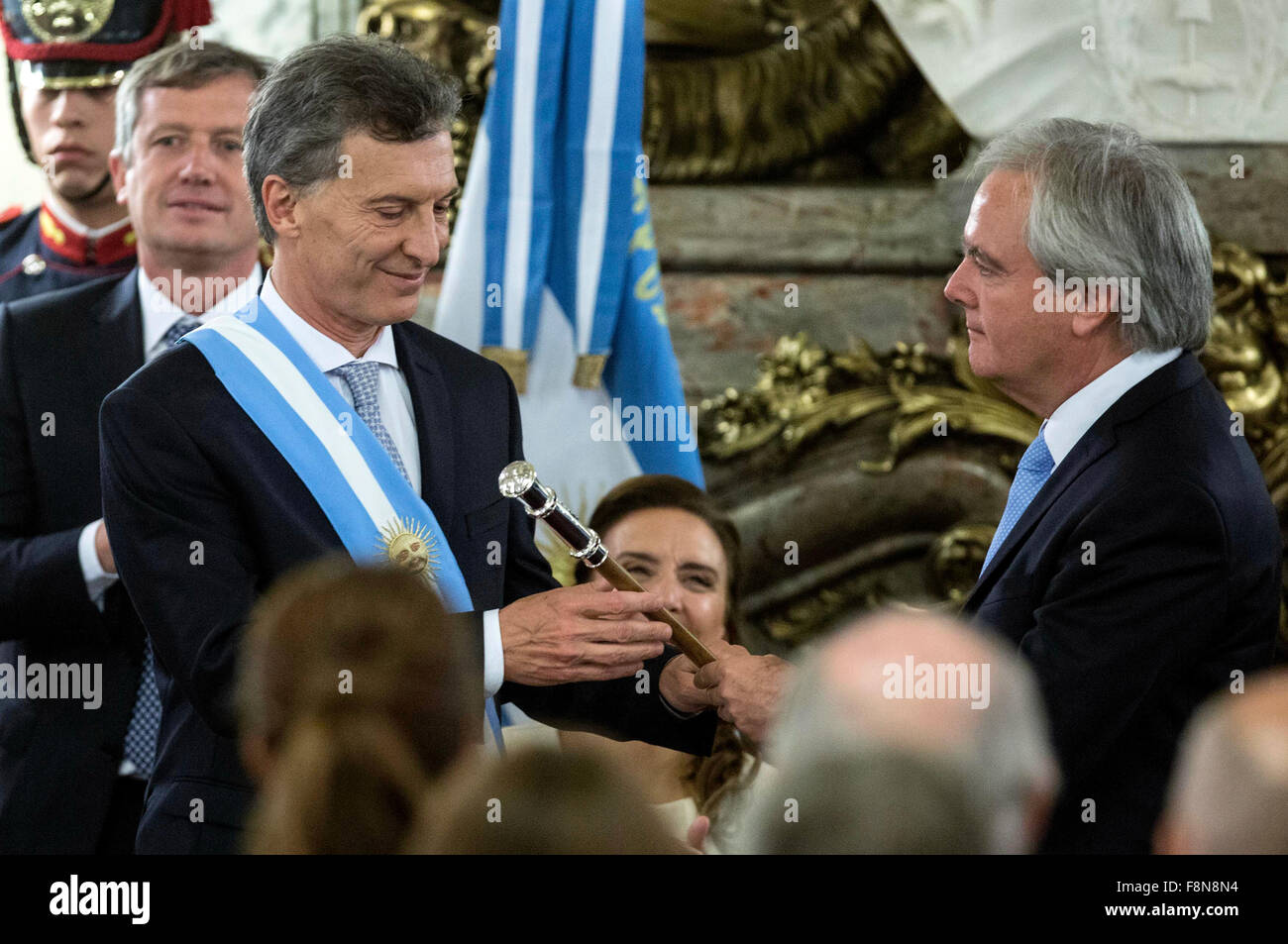 Buenos Aires, Argentina. 10th Dec, 2015. Argentina's new President Mauricio Macri (L) receives the presidential baton from the provisional President of the Argentine Senate Federico Pinedo (R) at White Room of Casa Rosada (Pink House) in Buenos Aires city, capital of Argentina, on Dec. 10, 2015. Mauricio Macri on Thursday inaugurated as new Argentine President, succeeding Cristina Fernandez. Credit:  Martin Zabala/Xinhua/Alamy Live News Stock Photo