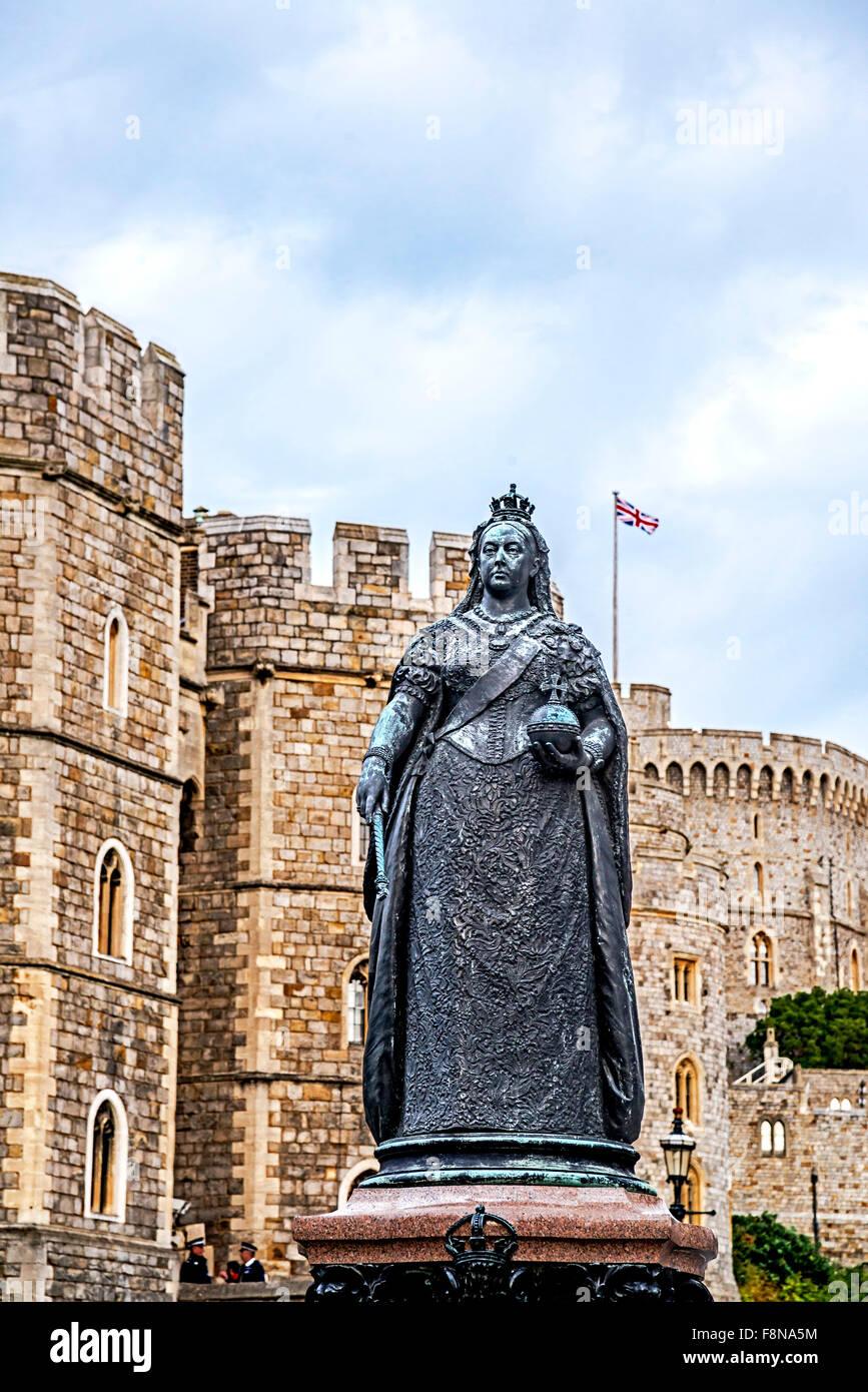 Statue of queen victoria in front of windsor castle Stock Photo