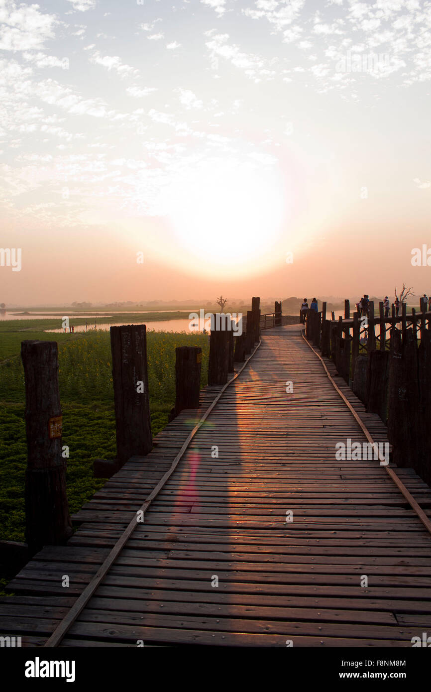 Sunset from the U-Bein bridge in Amarapura Stock Photo - Alamy