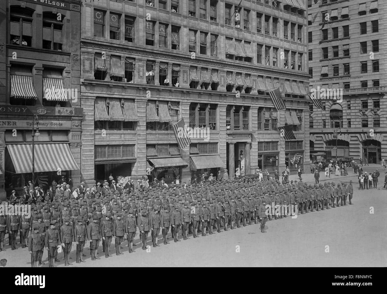 U.S. Army Coast Artillery Members in front of Everett Building, Union Square, New York City, New York, USA, 1915 Stock Photo