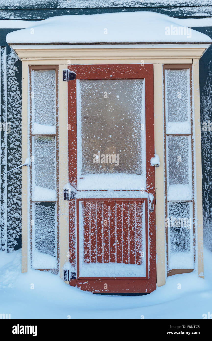 https://c8.alamy.com/comp/F8NTC5/old-fashioned-door-and-screen-door-after-a-snowfall-F8NTC5.jpg