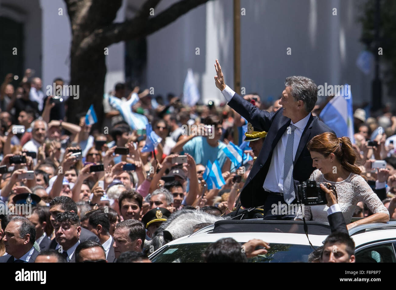 Buenos Aires, Argentina. 10th Dec, 2015. Argentina's President Mauricio Macri and his wife Juliana Awada meet with supporters after his inauguration in Buenos Aires, capital of Argentina, Dec. 10, 2015. Credit:  Sebastian Pani/Xinhua/Alamy Live News Stock Photo