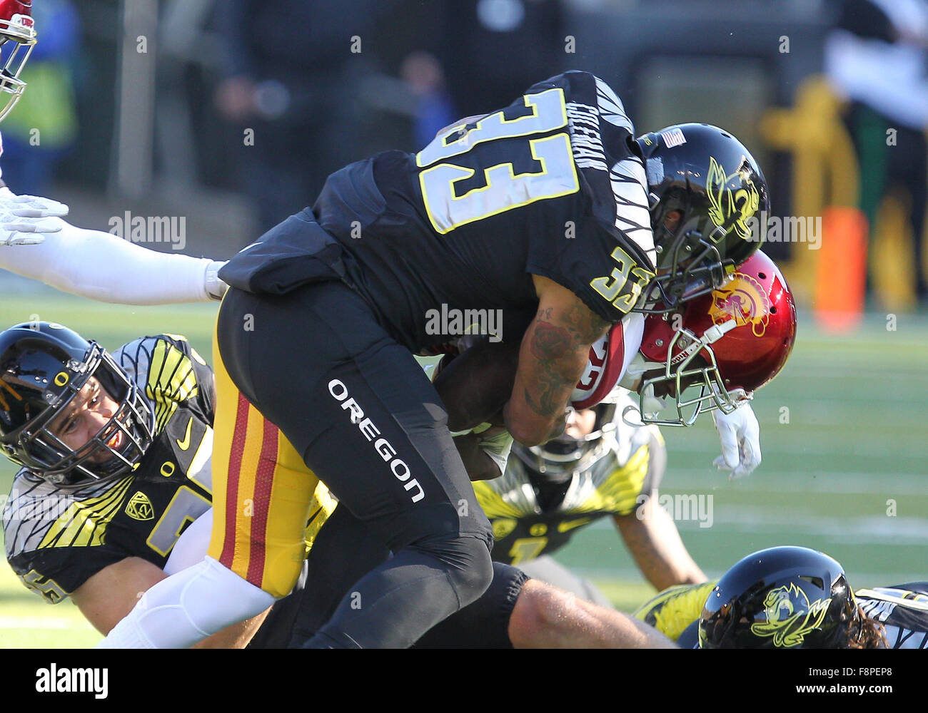 Autzen Stadium, Eugene, OR, USA. 21st Nov, 2015. Oregon Ducks linebacker Tyson Coleman (33) makes a tackle on USC Trojans running back Justin Davis (22) during the NCAA football game between the Ducks and the USC Trojans at Autzen Stadium, Eugene, OR. Larry C. Lawson/CSM/Alamy Live News Stock Photo