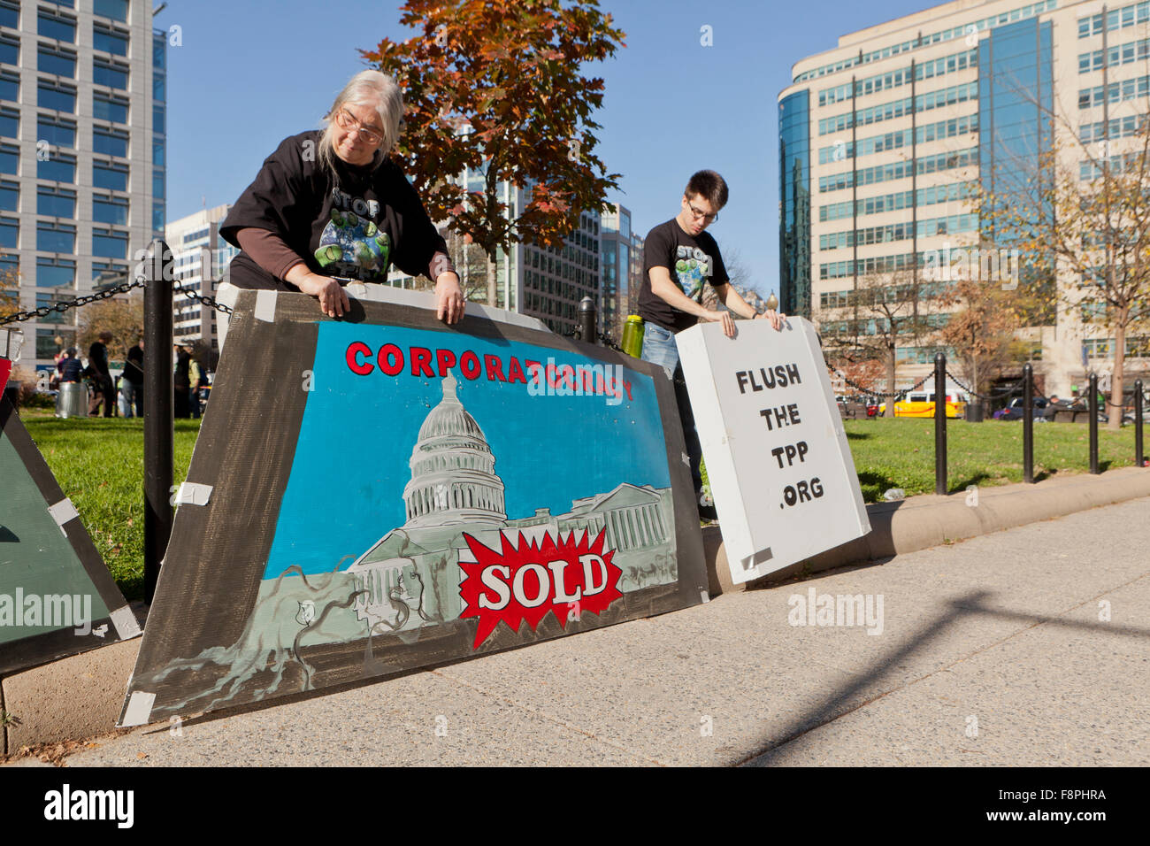 Climate activists preparing signs for TPP protest - November 16, 2015, Washington, DC USA Stock Photo