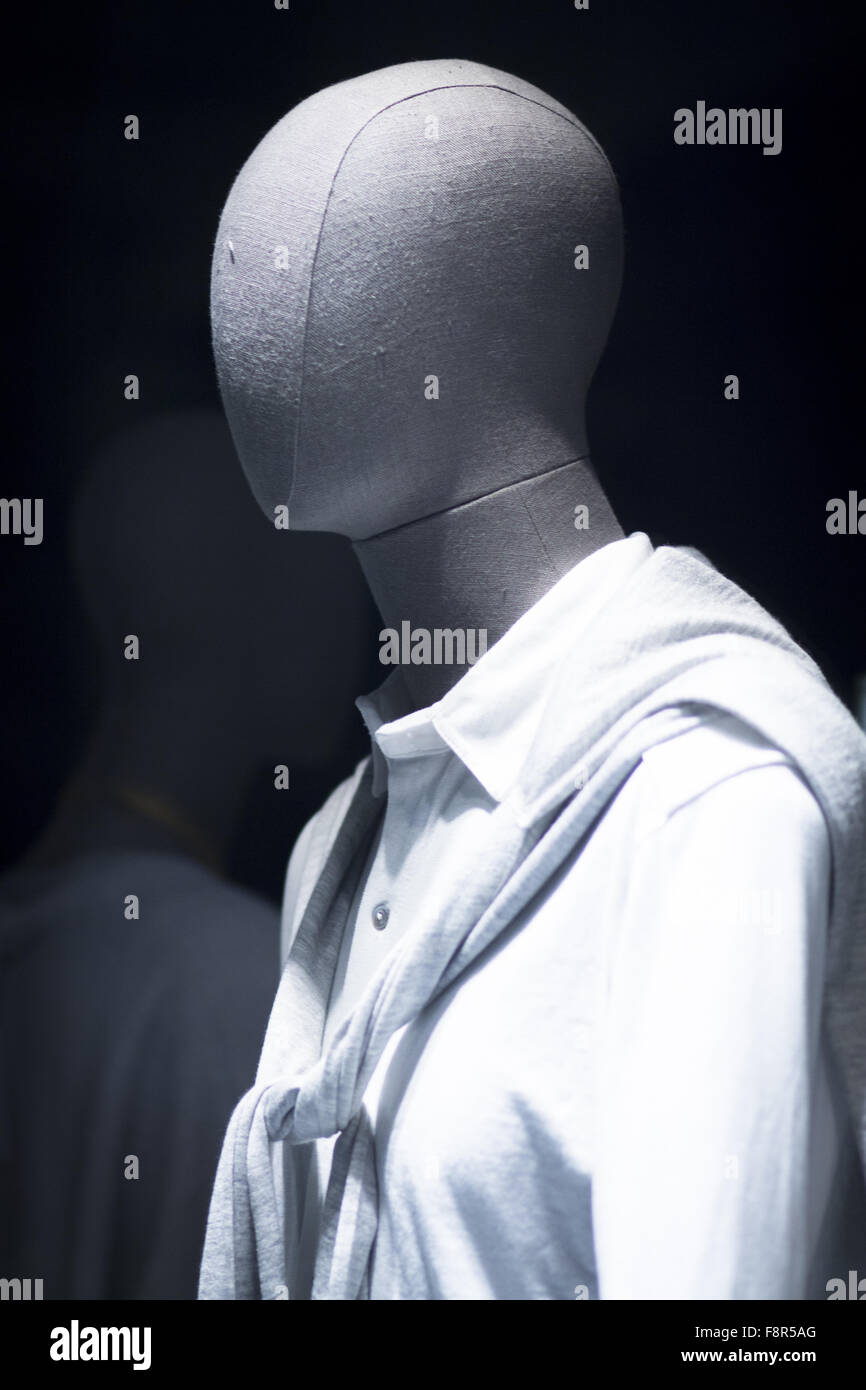 Shop dummy fashion mannequin in department store boutique window