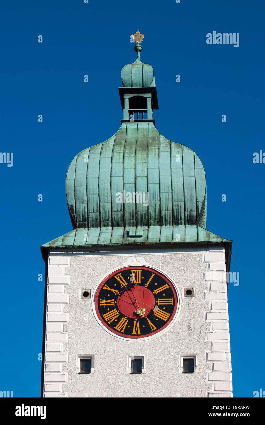 Österreich, Niederösterreich, Waidhofen an der Ybbs, Ybbsturm über dem Stadttor Stock Photo