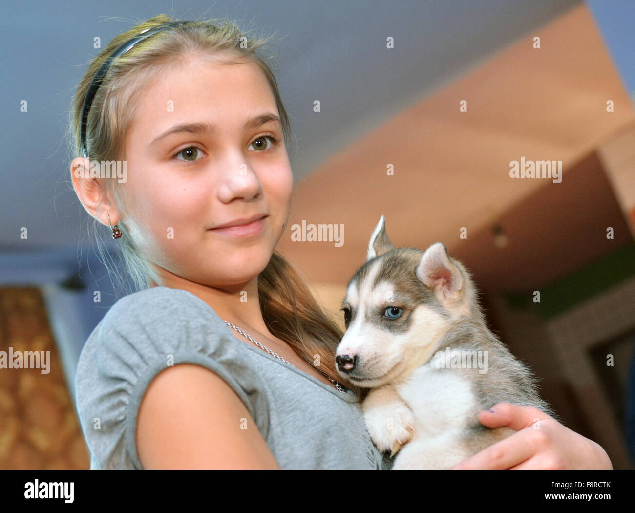 Девочка с собакой из лайка