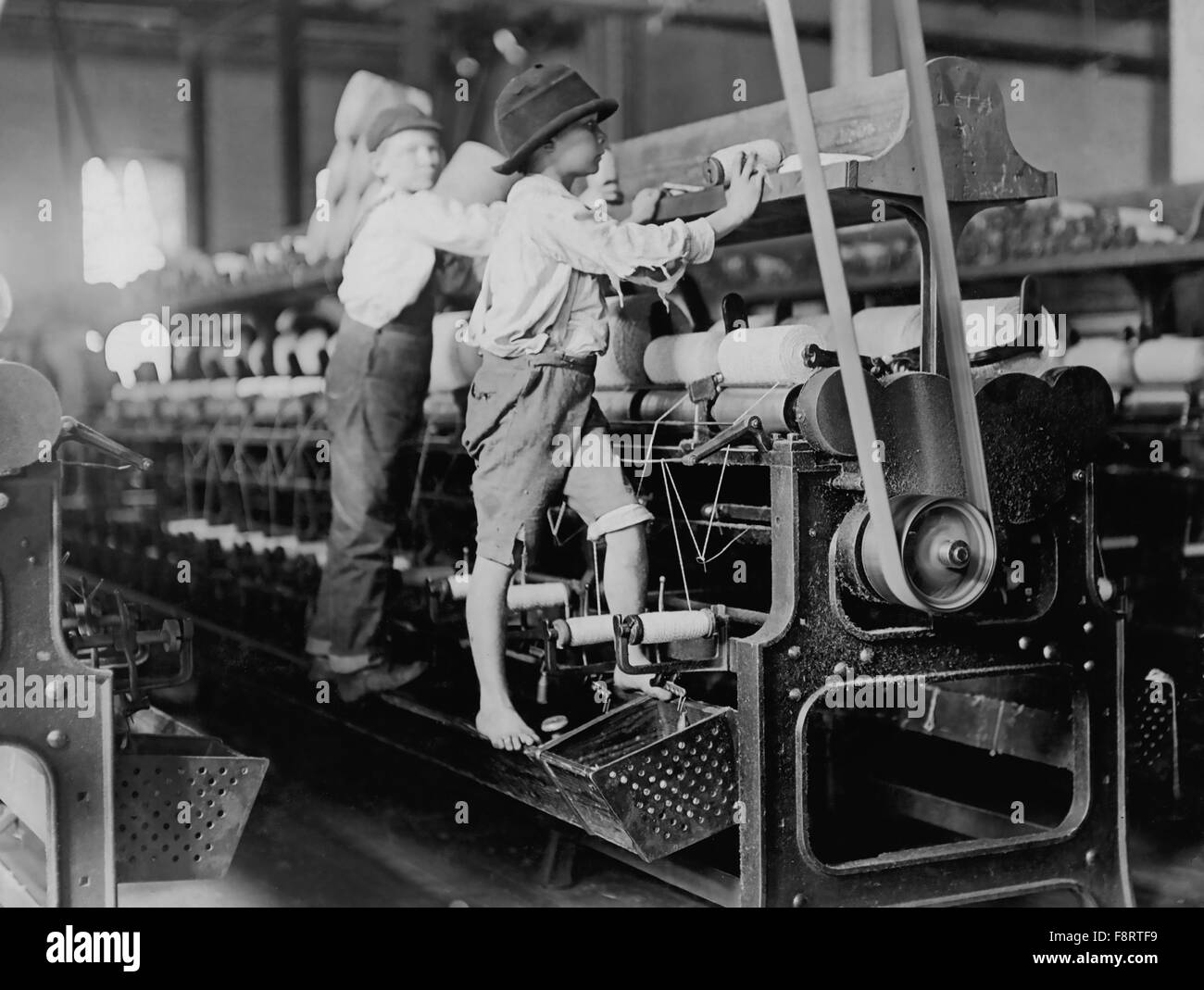 LEWIS HINE (1874-1940) American sociologist and photographer. Children working in a cotton mill in Macon, Georgia, in January 1909 Stock Photo