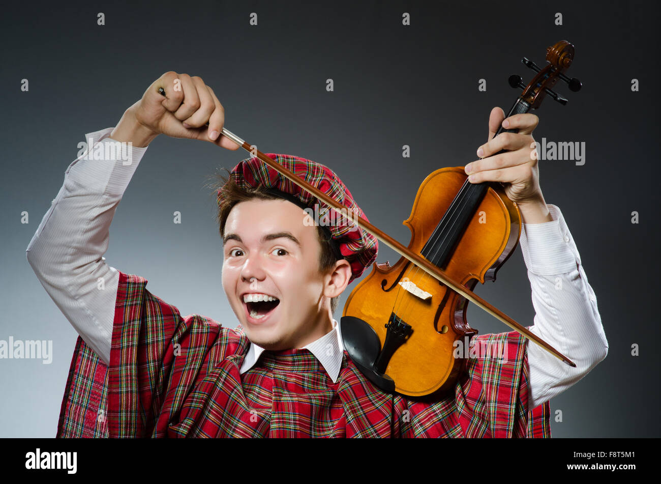 Funny Scotsman With Violin Fiddle Stock Photo Alamy