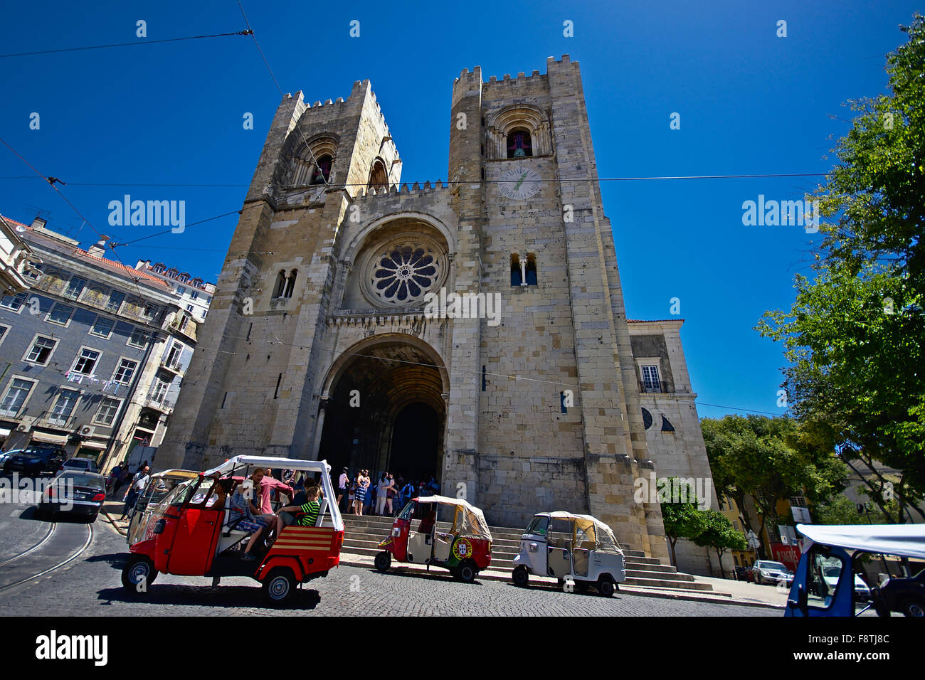 Tuk tuks in front of lisbon cathedral Stock Photo