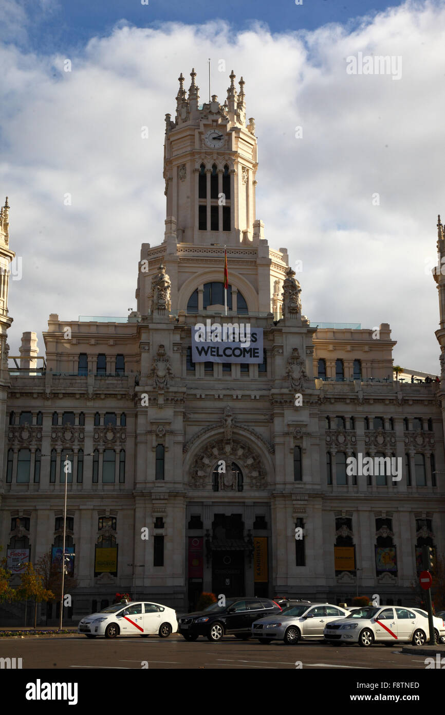 Madrid, Spain 11th December 2015: A 'Refugees Welcome' banner hangs above the entrance of the Palacio de Comunicaciones building in Plaza de la Cibeles. Credit:  James Brunker / Alamy Live News Stock Photo