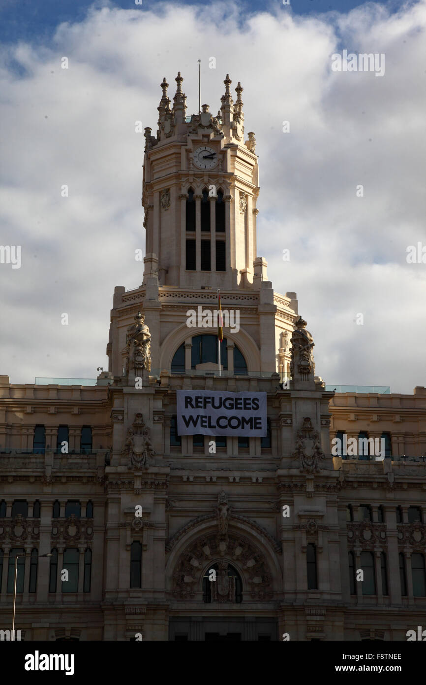 Madrid, Spain 11th December 2015: A 'Refugees Welcome' banner hangs above the entrance of the Palacio de Comunicaciones building in Plaza de Cibeles. Credit:  James Brunker/Alamy Live News Stock Photo