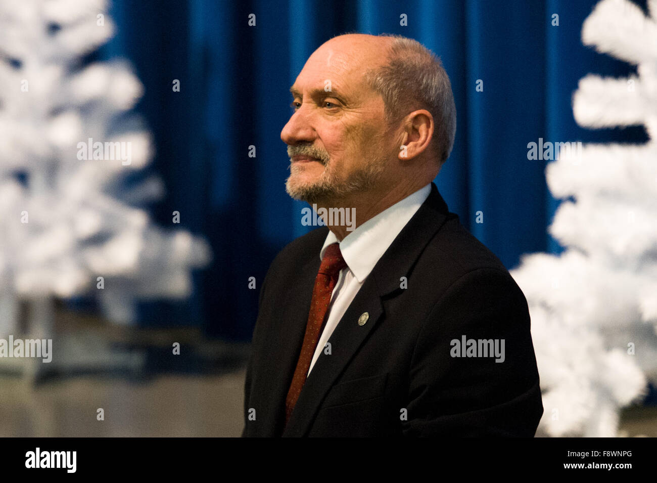 Wola Krzysztoporska, Poland. 11th December, 2015. Minister of National Defence, Antoni Macierewicz, pictured during brief meeting with citizens of Wola Krzysztoporska (Lodz Voivodeship). Credit: Marcin Rozpedowski/Alamy Live News Stock Photo